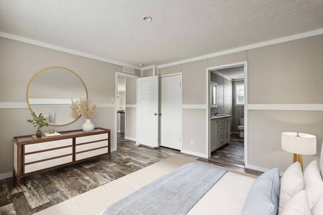 Grand slam 2848302 bedroom home features