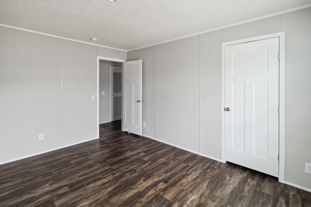 Home run 3272228 bedroom home features